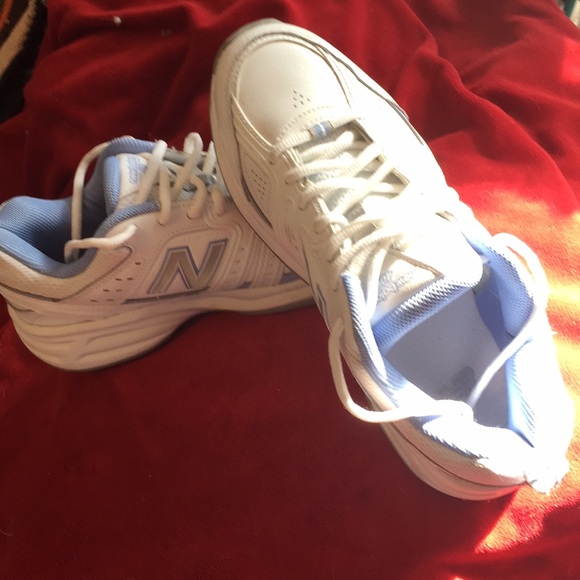 Great pair of NEW BALANCE white leather sneakers , recommended by podiatrists. - Picture 4 of 5